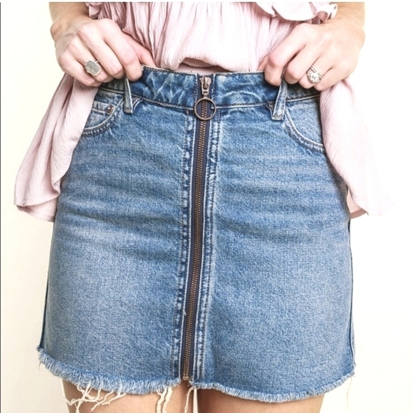 Free People We the Free Zip It Up Denim Distressed Mini Skirt in Med Wash Sz 25 - Picture 1 of 9